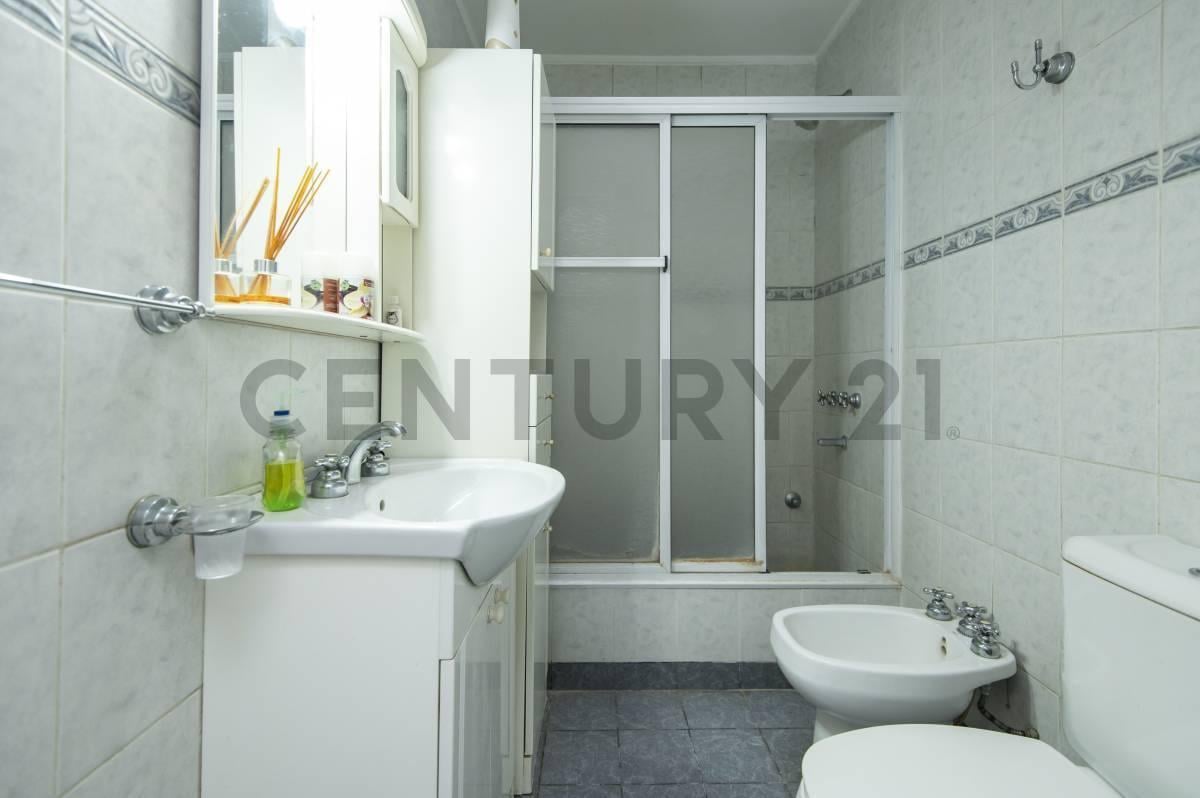 Foto de CASA EN VENTA LA PLATA 4 DORMITORIOS CON PARQUE PILETA, imagen 4