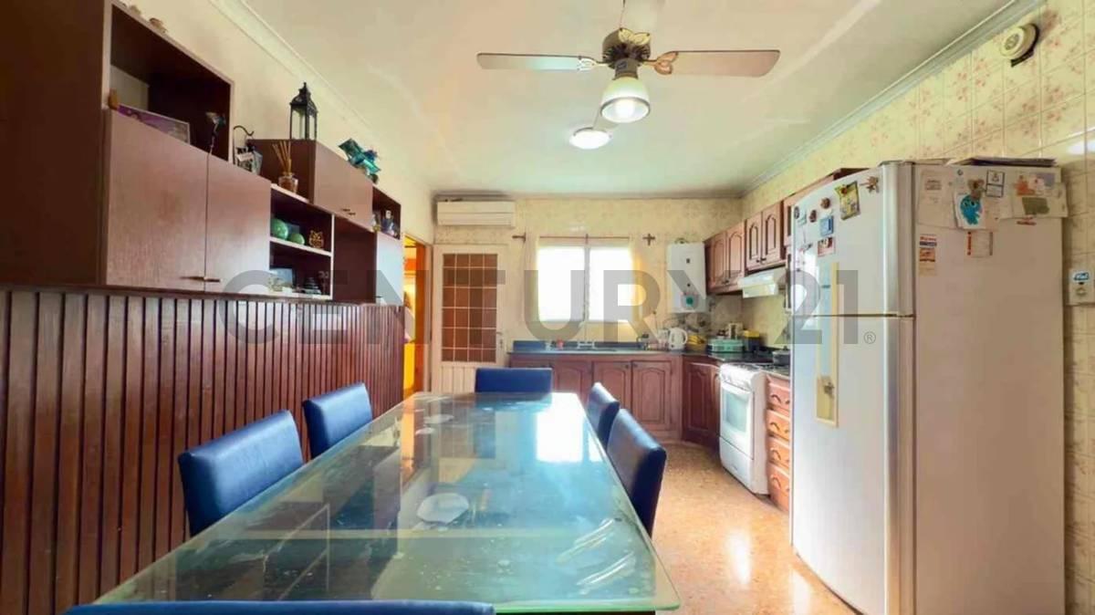 Foto de Casa dos dormitorios con cochera y quincho en venta - Villa Elvira, imagen 2
