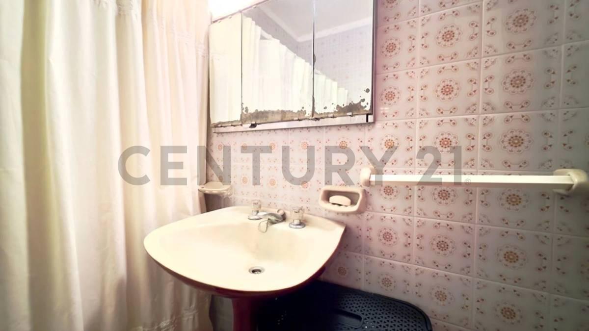 Foto de Casa dos dormitorios con cochera y quincho en venta - Villa Elvira, imagen 3