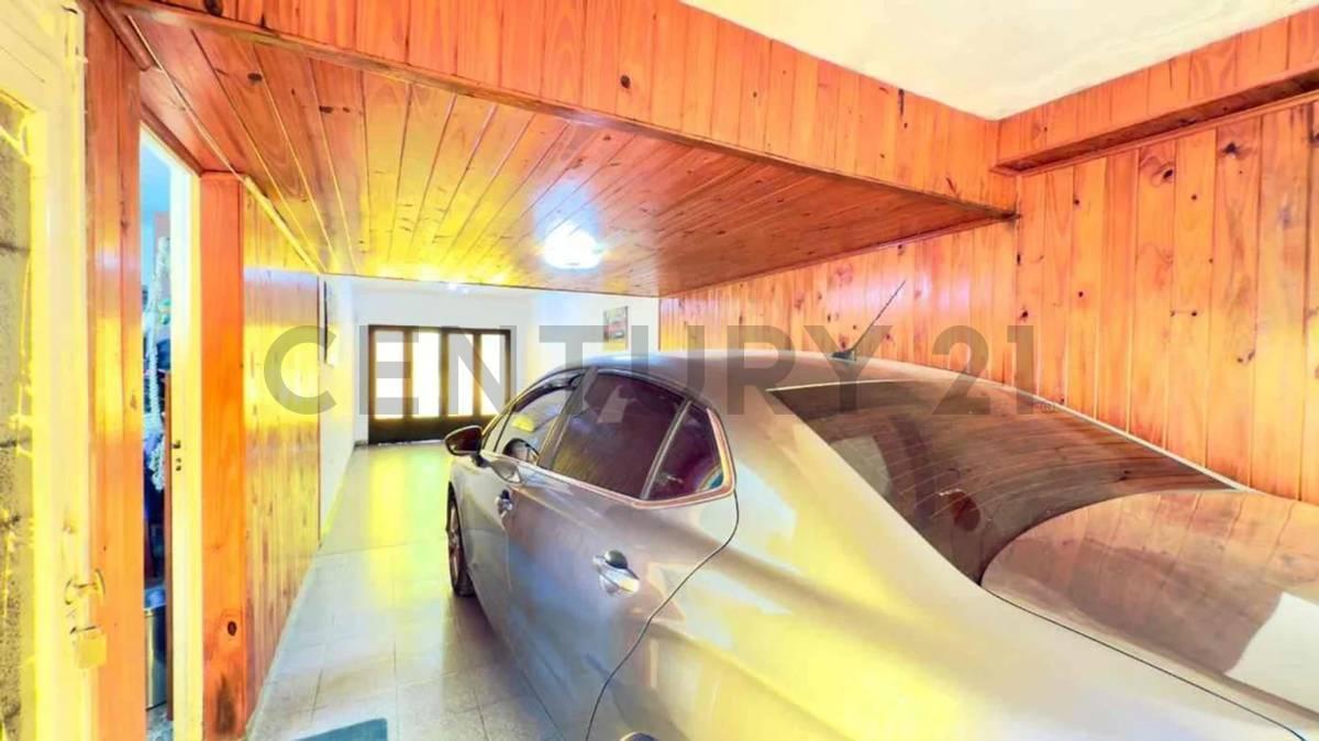 Foto de Casa dos dormitorios con cochera y quincho en venta - Villa Elvira, imagen 4