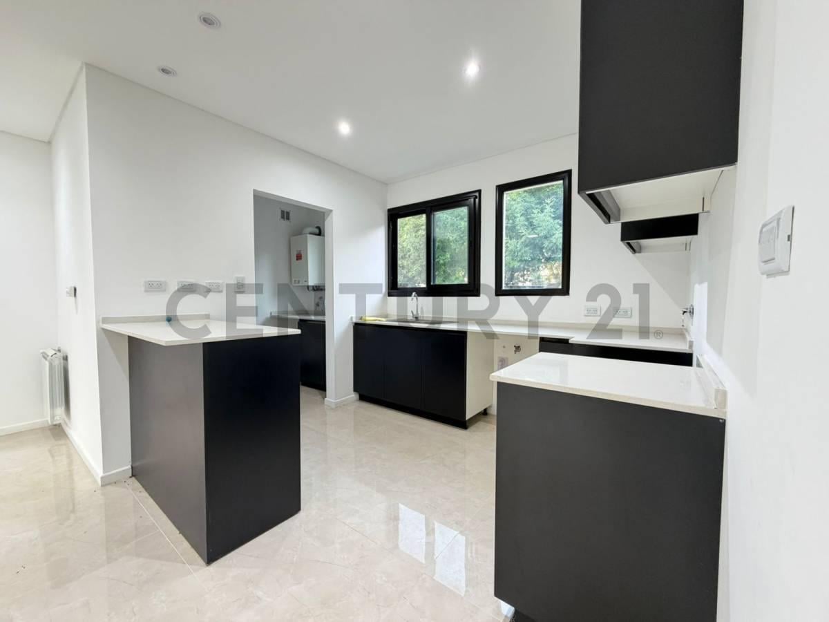 Foto de Casa moderna de 3 dormitorios con piscina y vista al lago – Miralagos, imagen 2