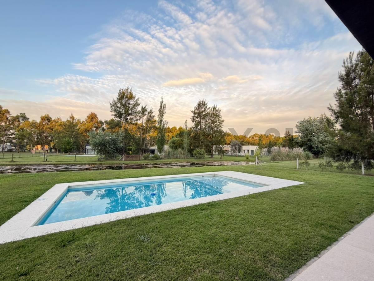 Foto de Casa moderna de 3 dormitorios con piscina y vista al lago – Miralagos, imagen 5