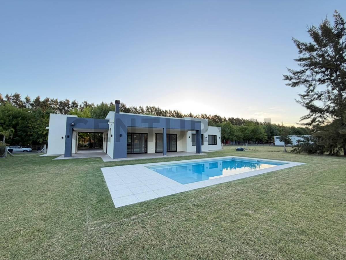 Foto de Casa moderna de 3 dormitorios con piscina y vista al lago – Miralagos, imagen 1