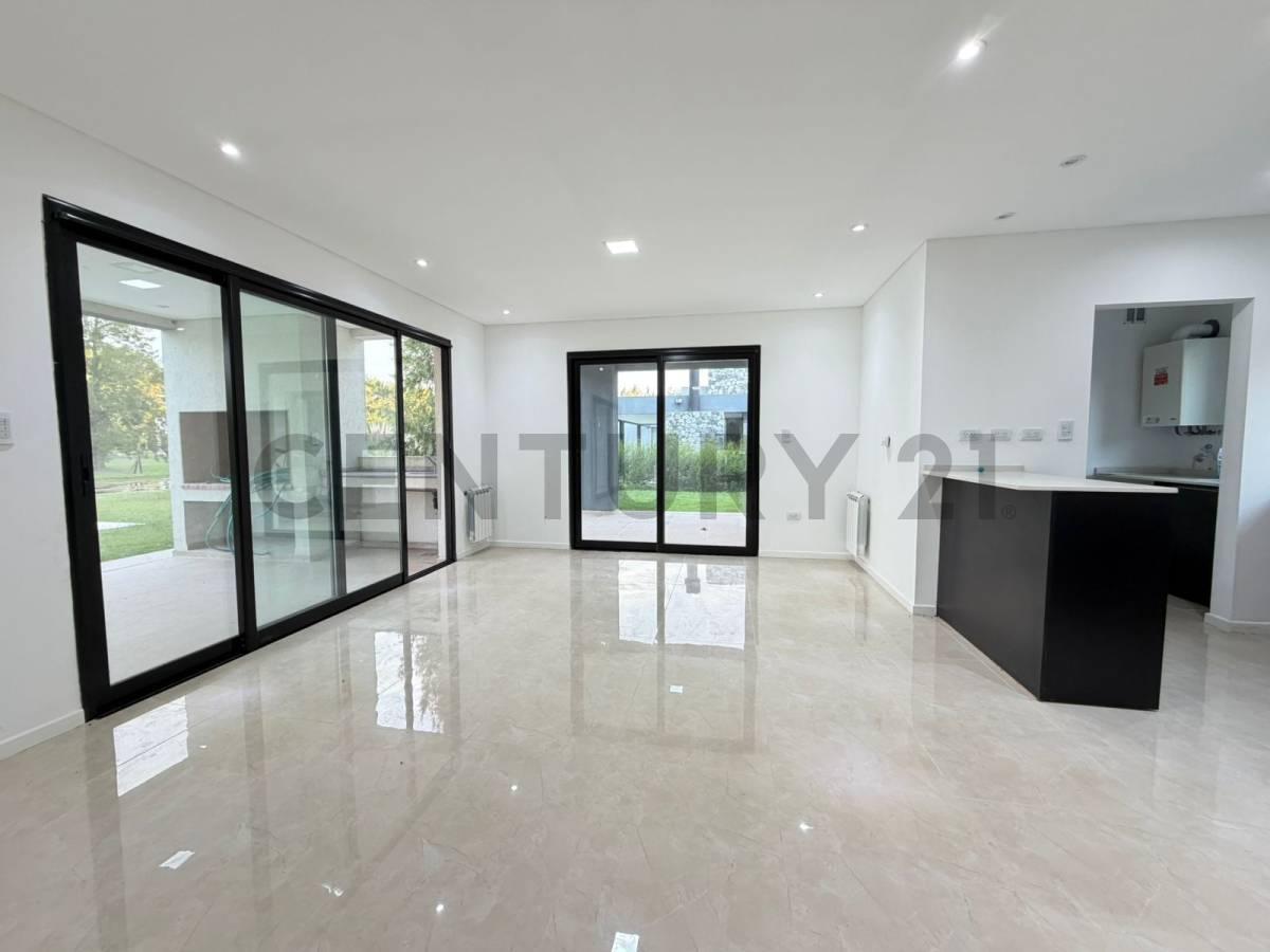 Foto de Casa moderna de 3 dormitorios con piscina y vista al lago – Miralagos, imagen 3