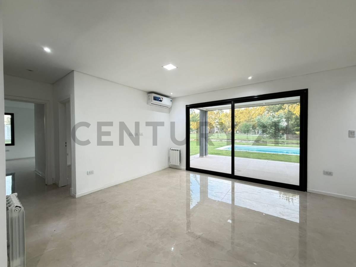 Foto de Casa moderna de 3 dormitorios con piscina y vista al lago – Miralagos, imagen 4