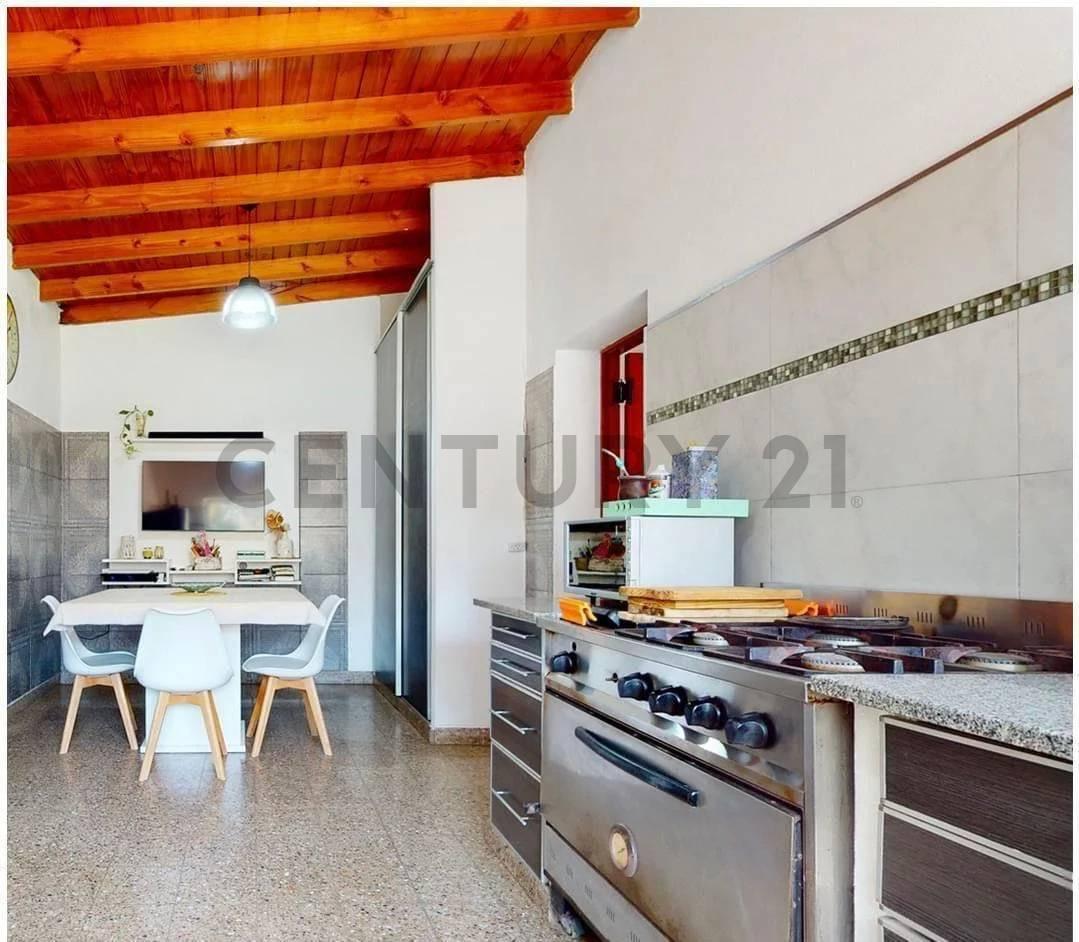 Foto de Casa de 3 Dormitorios en Venta en Punta Lara sobre Av. Almirante Brown, imagen 3