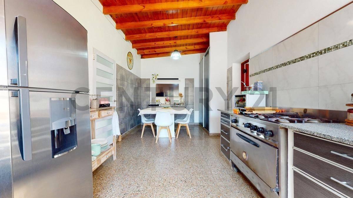 Foto de Casa de 3 Dormitorios en Venta en Punta Lara sobre Av. Almirante Brown, imagen 2