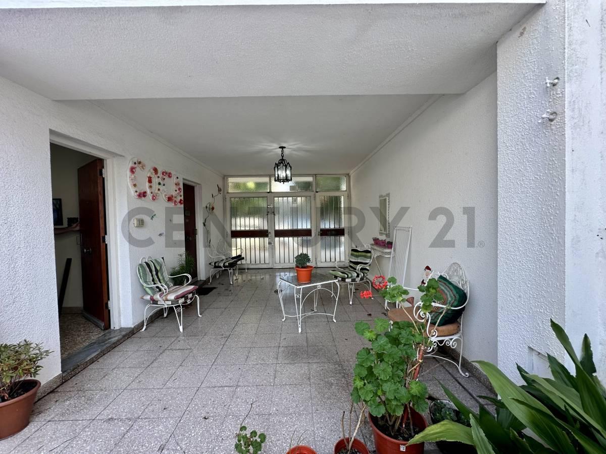 Foto de Casa con lote de 8x60. Piscina, quincho y cochera para 2 - 67 entre 117, imagen 4