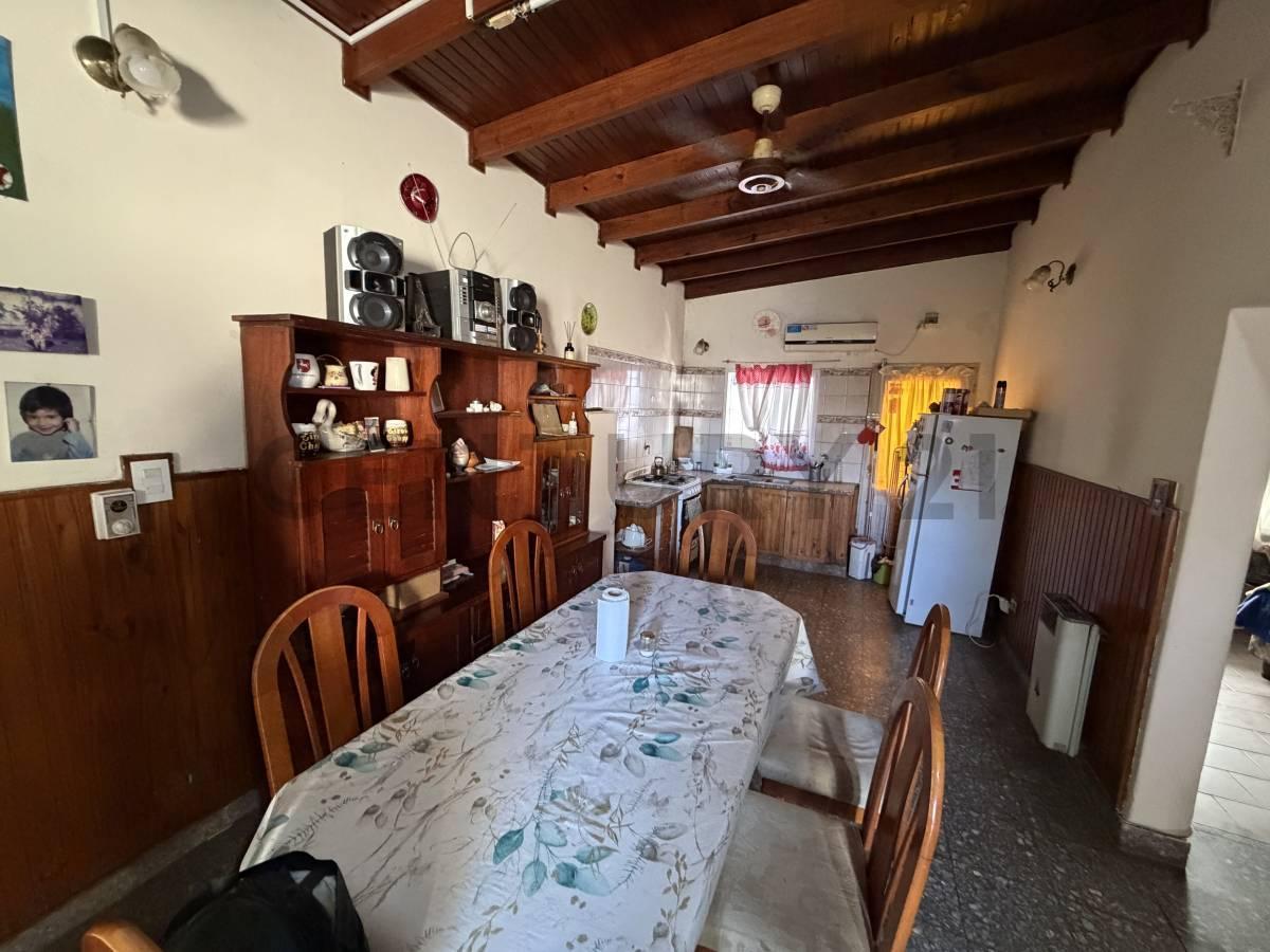 Foto de VENTA EN BLOQUE 2 CASAS+ GALPON Y AMPLIO PARQUE EN 10 79 Y 80, imagen 4