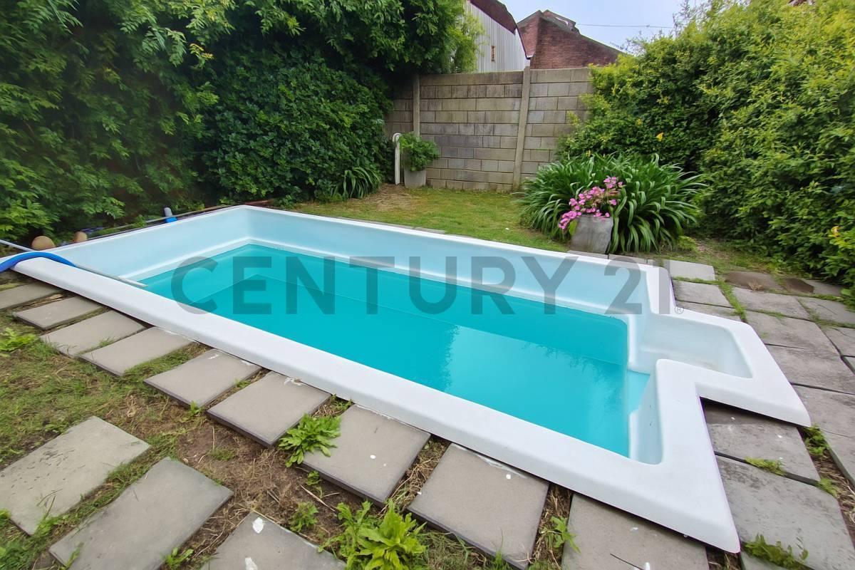 Foto de 115 e/ 37 y 38- Vendemos Casa - 4 dormitorios- con parque y piscina, imagen 1
