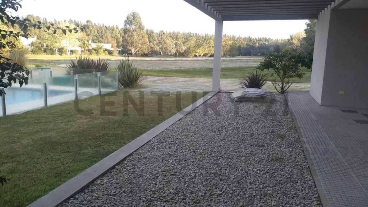 Foto de VENTA -Imponente casa en Haras del Sur II con vista al golf, imagen 4