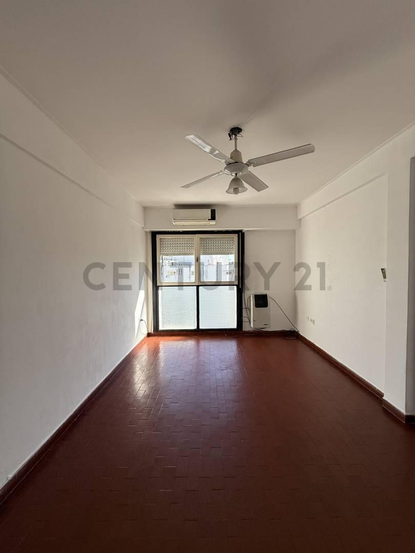 Foto de VENTA DE DEPARTAMENTO DOS DORMITORIOS - CALLE 2 E/ 49 Y 50, imagen 3