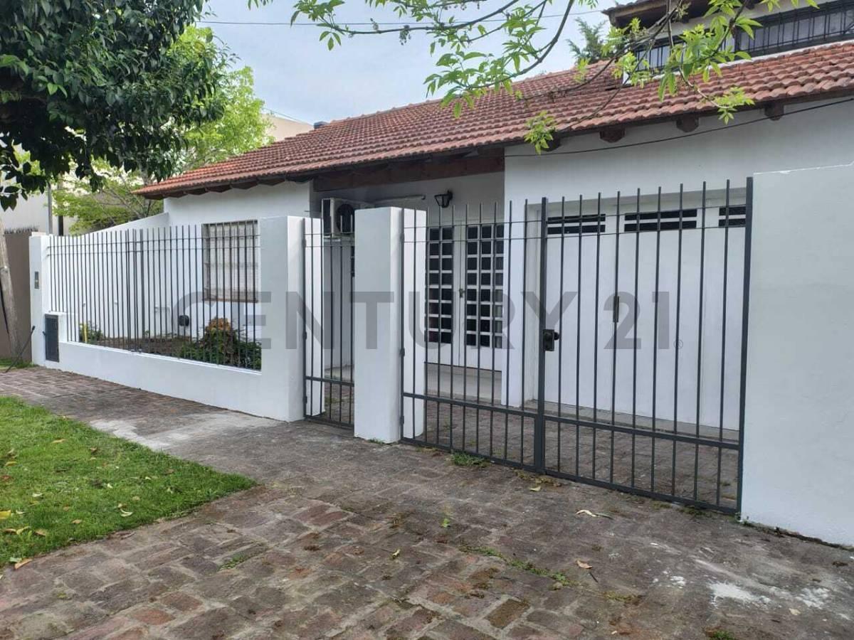 Foto de 12 entre 485 y 486 SE VENDE CASA CON 3 DORMITORIOS - QUINCHO Y PILETA, imagen 4