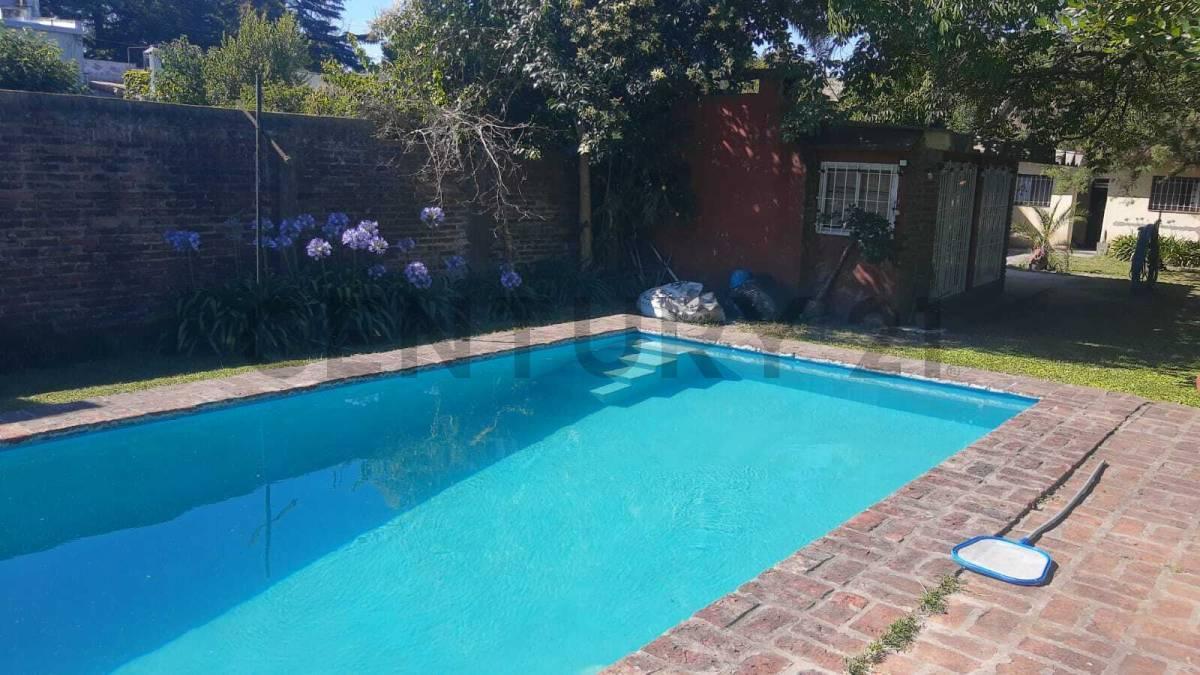 Foto de 12 entre 485 y 486 SE VENDE CASA CON 3 DORMITORIOS - QUINCHO Y PILETA, imagen 2