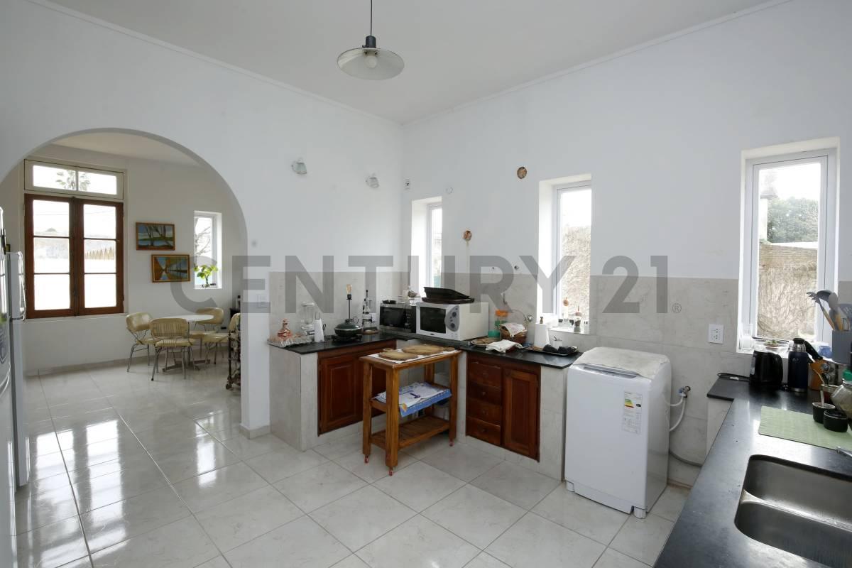 Foto de CASA EN VENTA | 4 DORMITORIOS, SÓTANO, PILETA Y PARQUE- LA PLATA, imagen 4