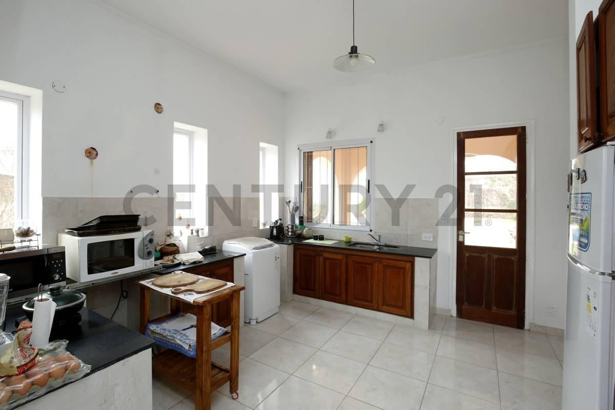 Foto de CASA EN VENTA | 4 DORMITORIOS, SÓTANO, PILETA Y PARQUE- LA PLATA, imagen 3