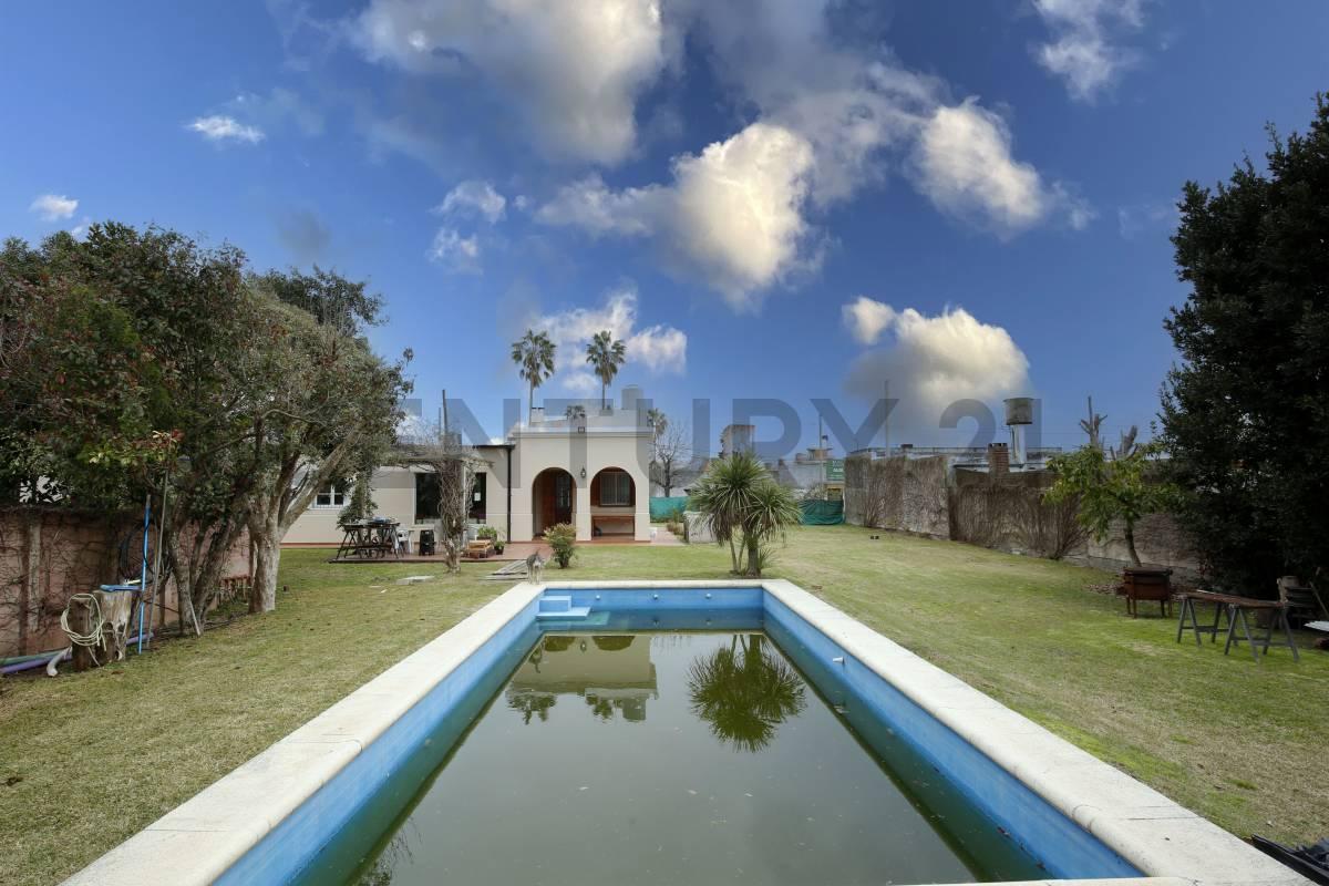 Foto de CASA EN VENTA | 4 DORMITORIOS, SÓTANO, PILETA Y PARQUE- LA PLATA, imagen 2