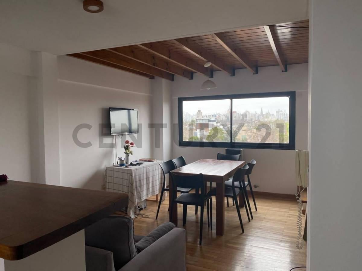 Foto de Departamento en alquiler en La Plata tipo duplex con cochera, imagen 1