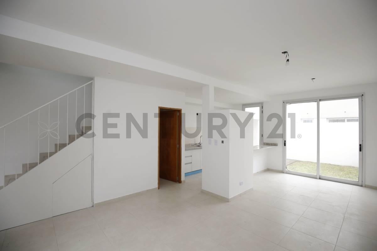 Foto de CASA DUPLEX EN VENTA EN LA PLATA A ESTRENAR DE 2 DORMITORIOS Y COCHERA, imagen 2