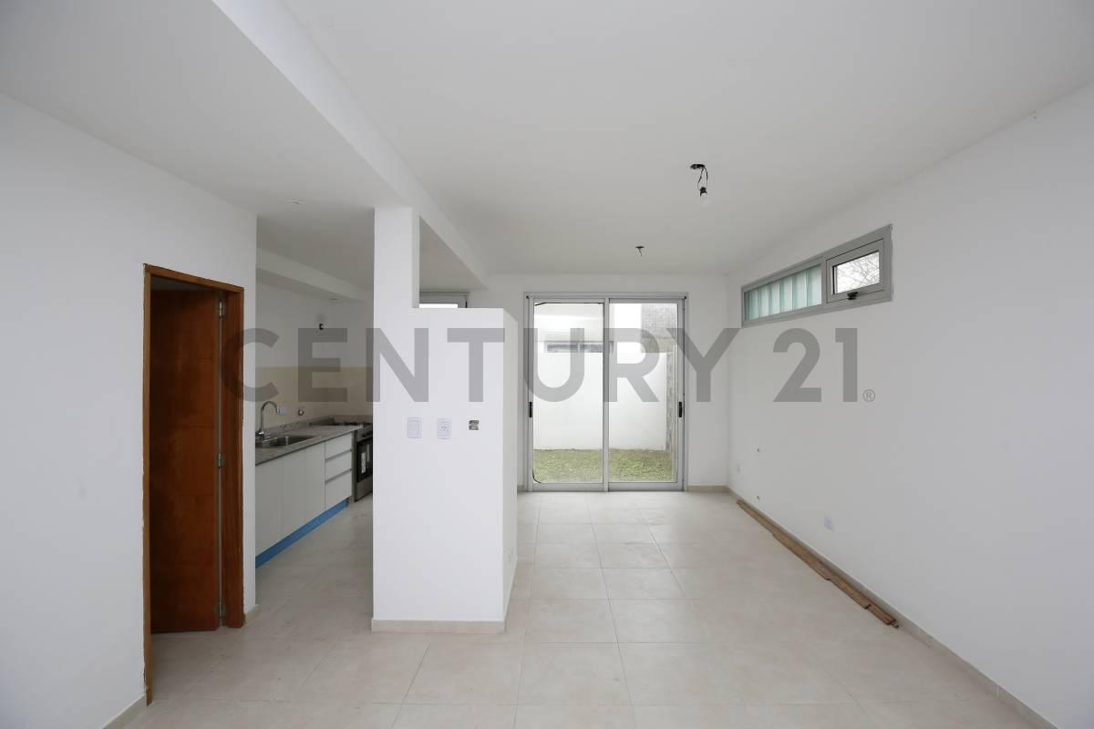 Foto de CASA DUPLEX EN VENTA EN LA PLATA A ESTRENAR DE 2 DORMITORIOS Y COCHERA, imagen 1