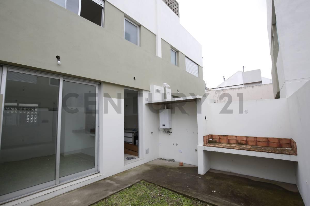 Foto de CASA DUPLEX EN VENTA EN LA PLATA A ESTRENAR DE 2 DORMITORIOS Y COCHERA, imagen 4