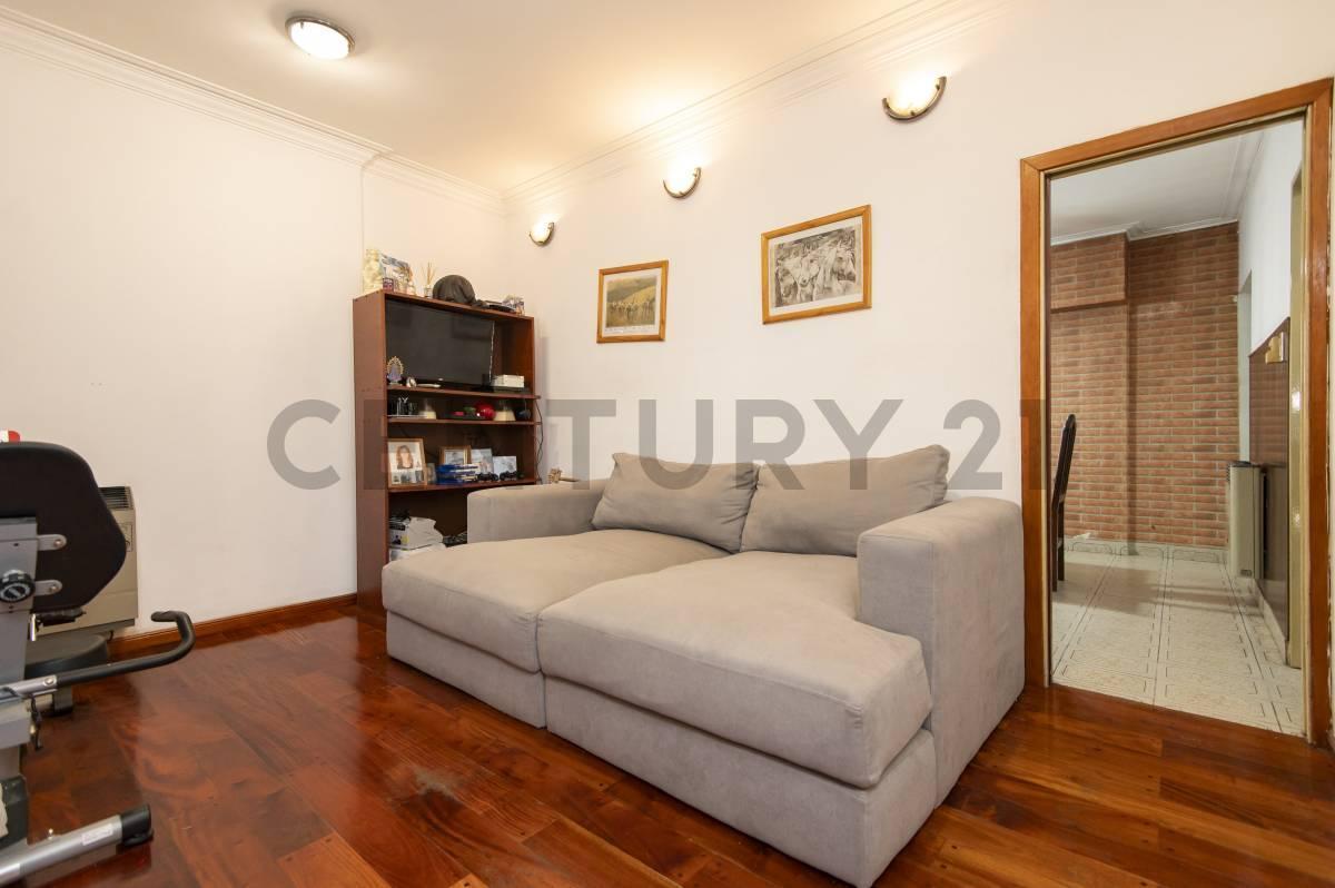 Foto de CASA 3 habitaciones, Quincho, Pileta - Los Hornos, imagen 1