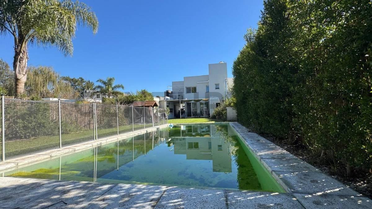Foto de Casa en venta en El Quimilar City Bell 4 dormitorios, pileta y parque, imagen 2