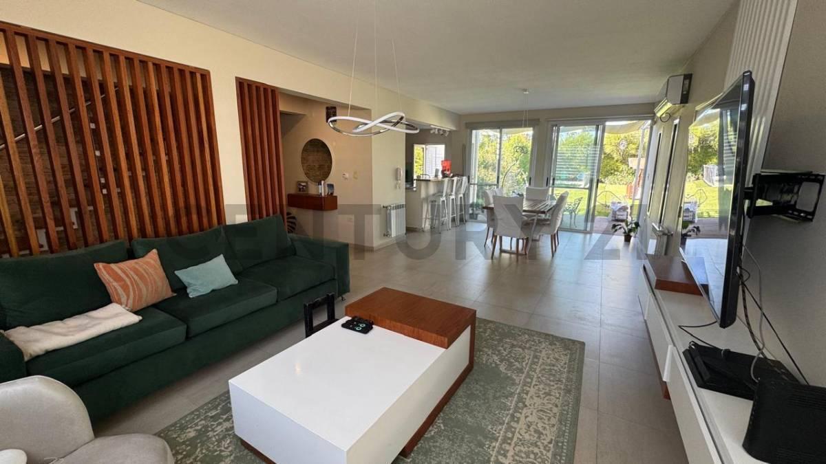 Foto de Casa en venta en El Quimilar City Bell 4 dormitorios, pileta y parque, imagen 1