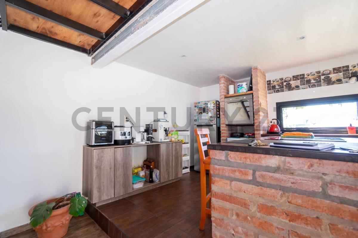 Foto de CASA EN VENTA EN GONNET CON PARQUE, imagen 4