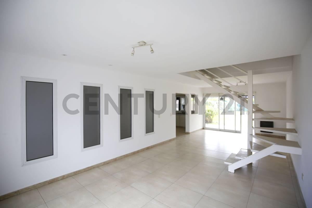 Foto de Dúplex en alquiler en City Bell de 3 dormitorios con parque, cochera y, imagen 1