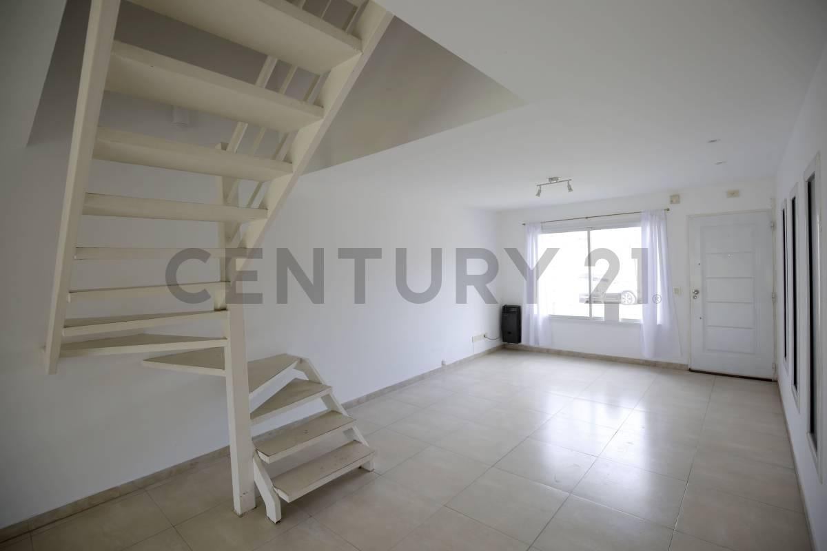 Foto de Dúplex en alquiler en City Bell de 3 dormitorios con parque, cochera y, imagen 3