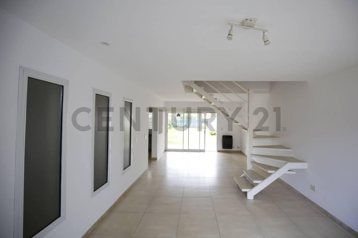Dúplex en alquiler en City Bell de 3 dormitorios con parque, cochera y parrilla – El Quimilar