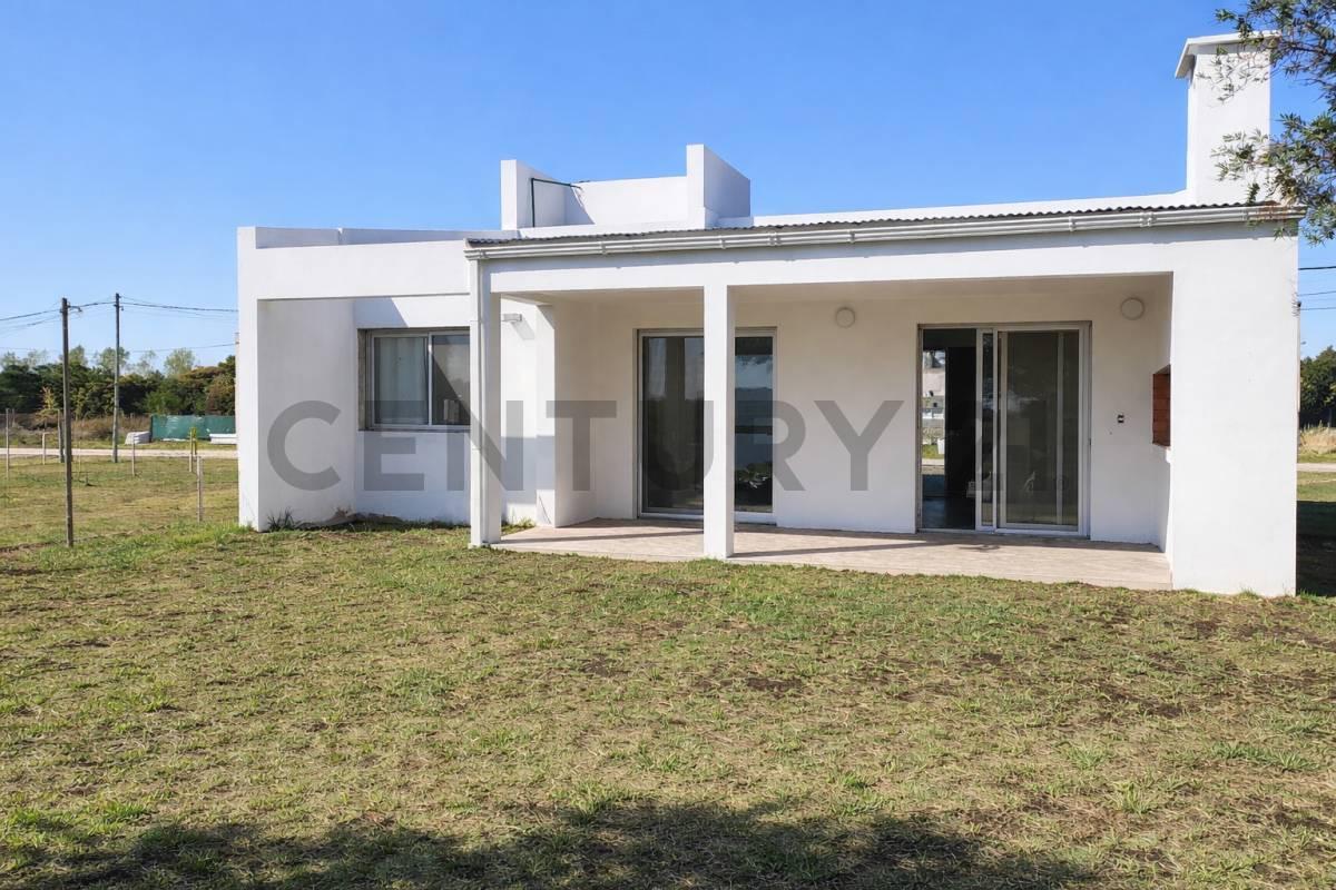 Foto de 630 y 135 | Casa a estrenar sobre amplio lote – Barrio Aires de Arana, imagen 2