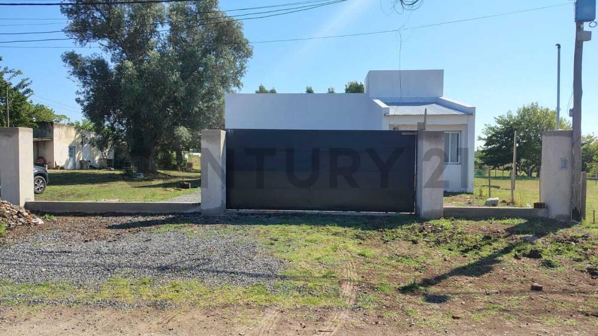 630 y 135 | Casa a estrenar sobre amplio lote – Barrio Aires de Arana
