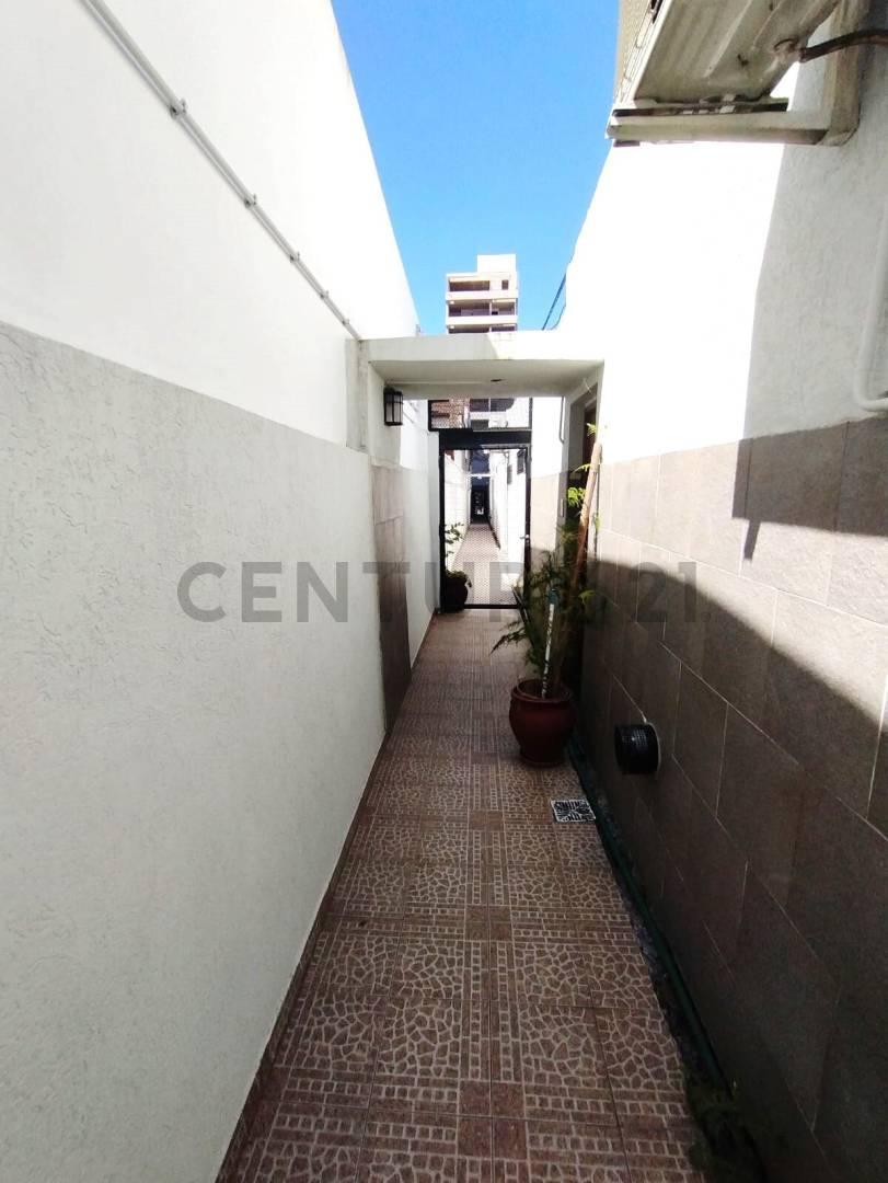 Foto de 17 e/ 38 y 39 Departamento en PH con patio propio, imagen 1