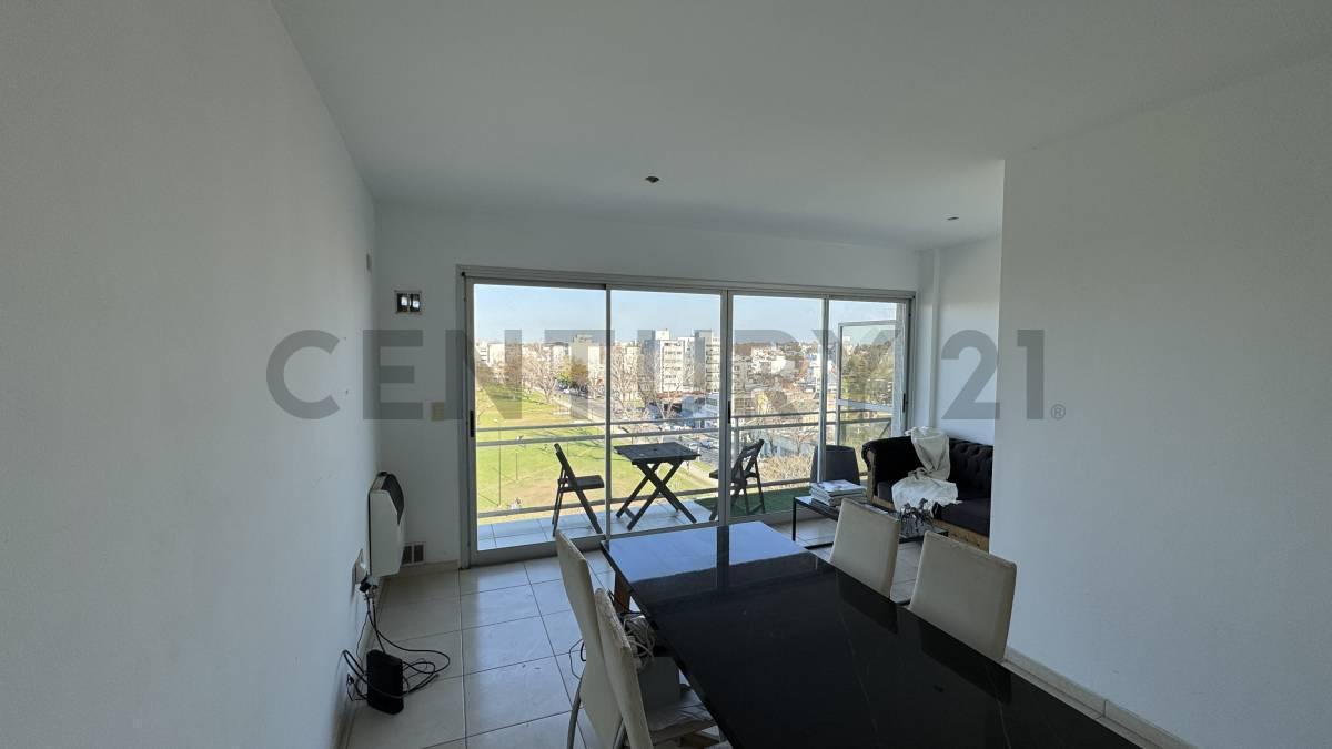 Foto de DEPARTAMENTO EN VENTA EN LA PLATA DE DOS DORMITORIOS CON COCHERA, imagen 2