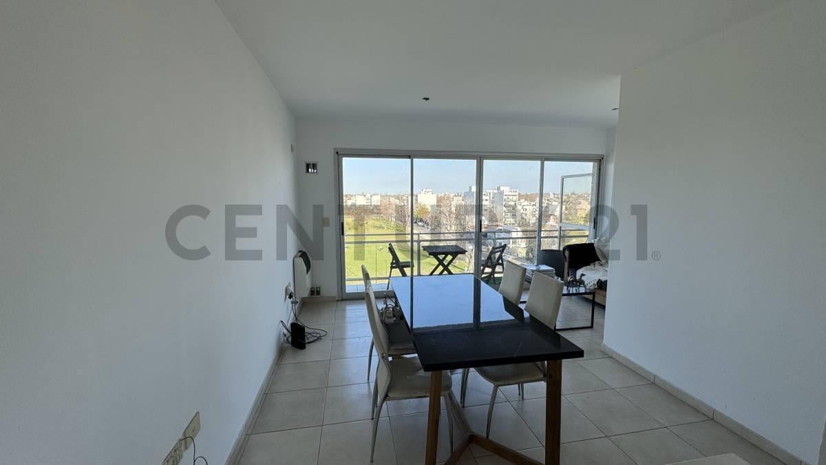 Foto de DEPARTAMENTO EN VENTA EN LA PLATA DE DOS DORMITORIOS CON COCHERA, imagen 1
