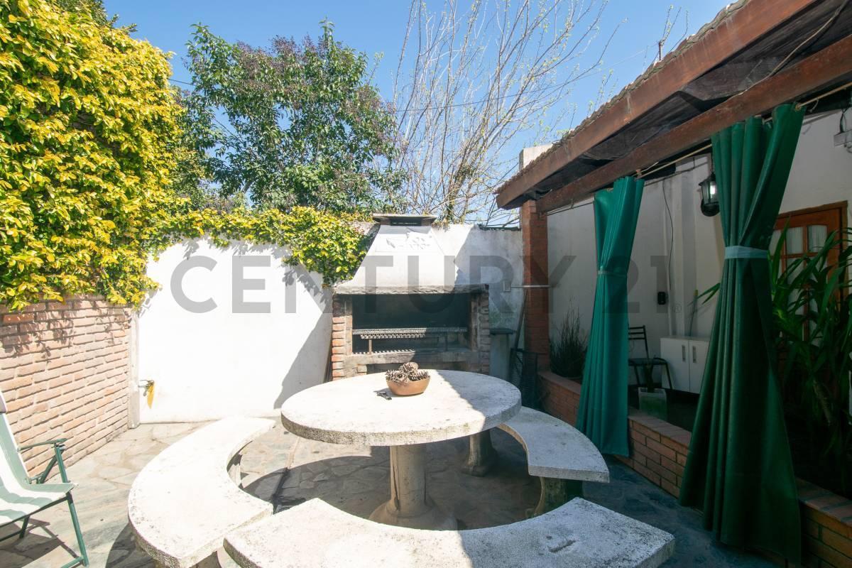 Foto de CASA EN VENTA EN LOS HORNOS 5 DORMITORIOS CON PARQUE PARRILLA QUINCHO, imagen 1