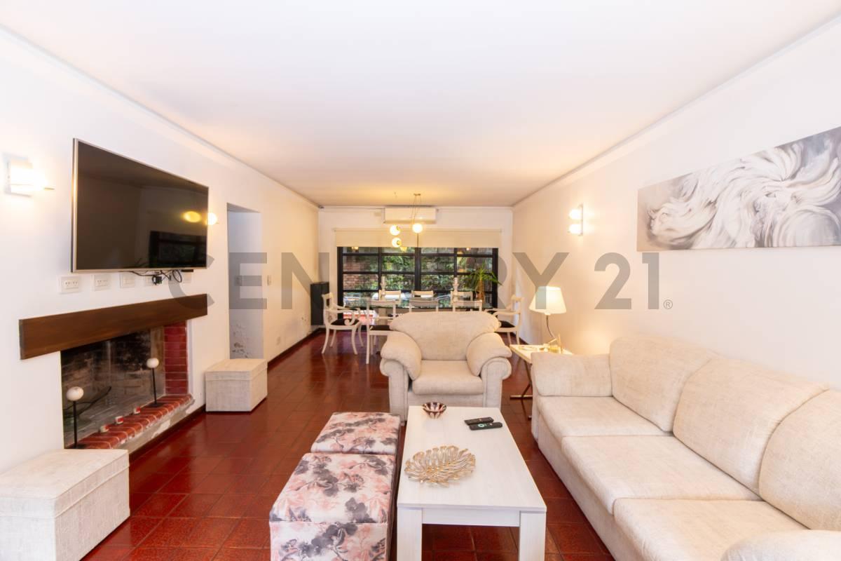 Foto de Casa en venta en La Plata de 4 dormitorios, escritorio y playroom, imagen 3