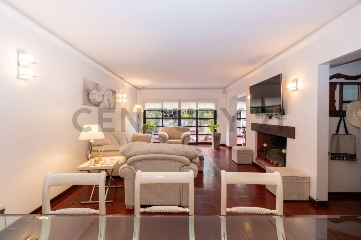 Foto de Casa en venta en La Plata de 4 dormitorios, escritorio y playroom, imagen 1