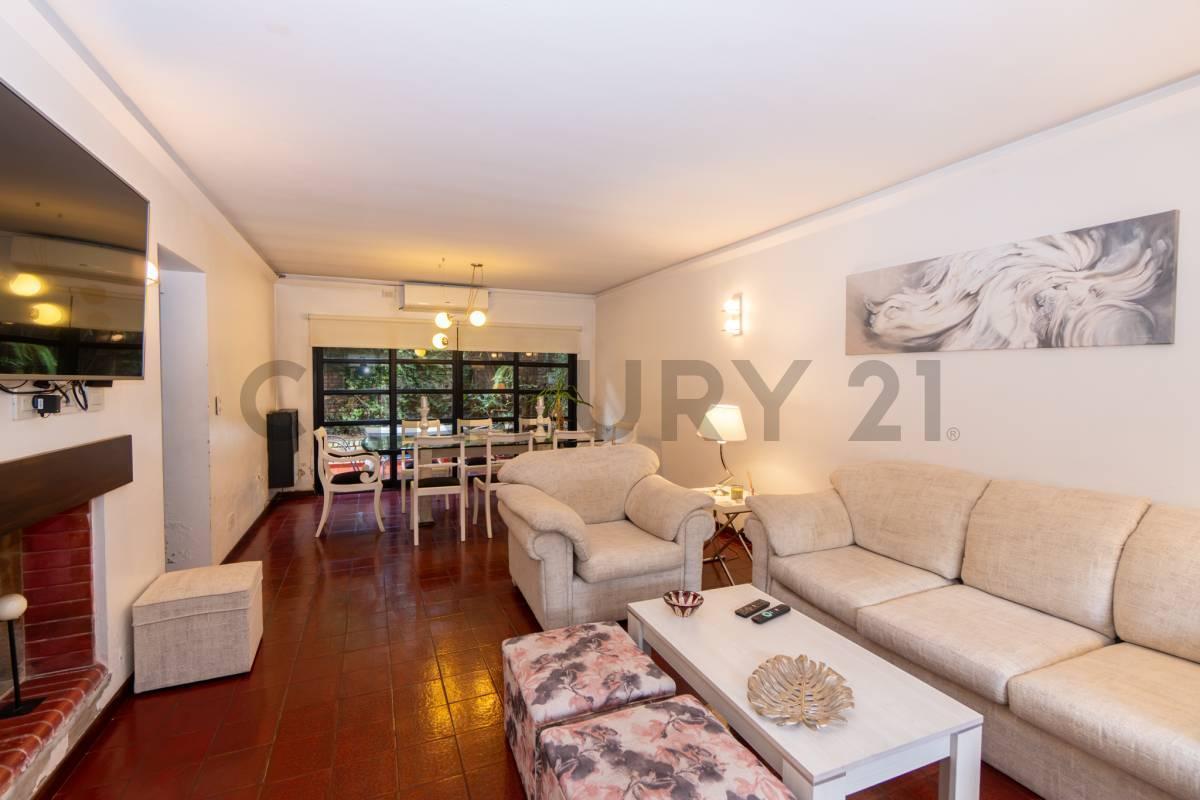 Foto de Casa en venta en La Plata de 4 dormitorios, escritorio y playroom, imagen 2