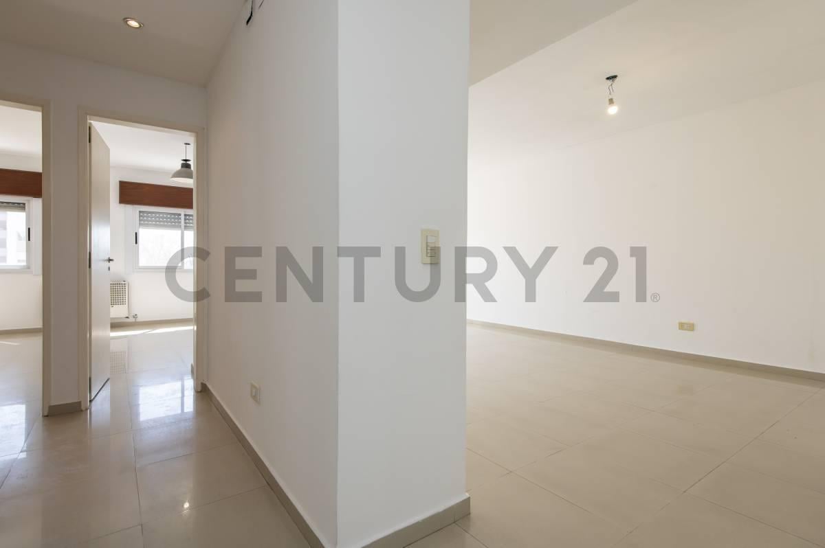 Foto de DEPARTAMENTO EN VENTA EN LA PLATA DE 2 DORMITORIOS CON COCHERA, imagen 1