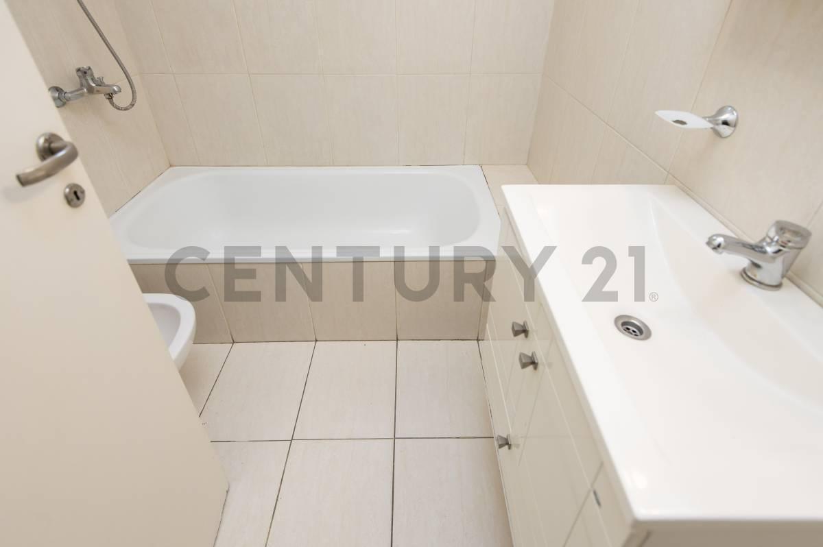 Foto de DEPARTAMENTO EN VENTA EN LA PLATA DE 2 DORMITORIOS CON COCHERA, imagen 2