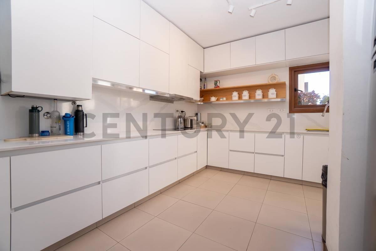 Foto de Casa en venta de 3 dormitorios + estudio en La Plata, imagen 1