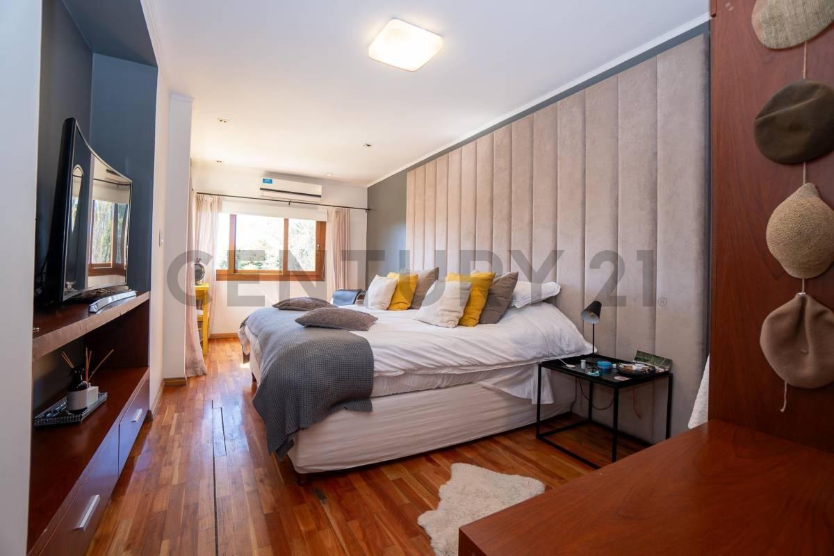 Foto de Casa en venta de 3 dormitorios + estudio en La Plata, imagen 3