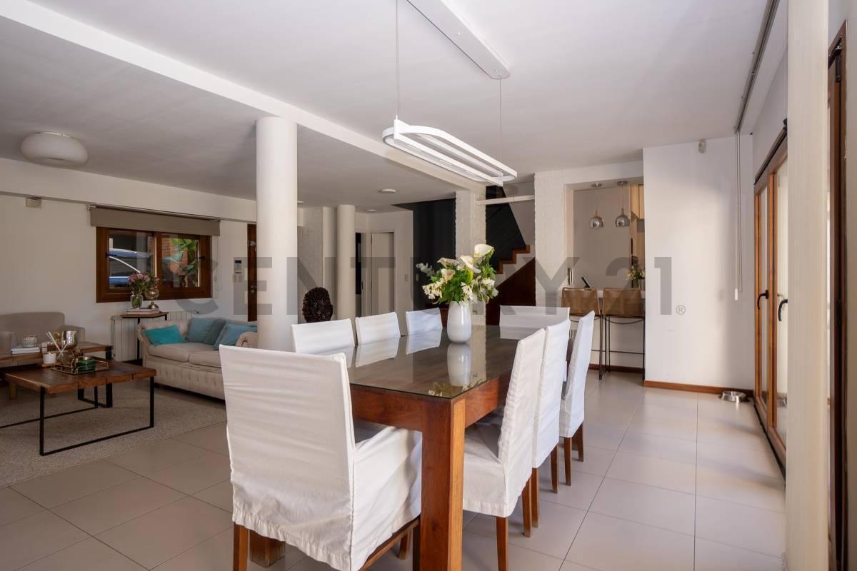 Foto de Casa en venta de 3 dormitorios + estudio en La Plata, imagen 2