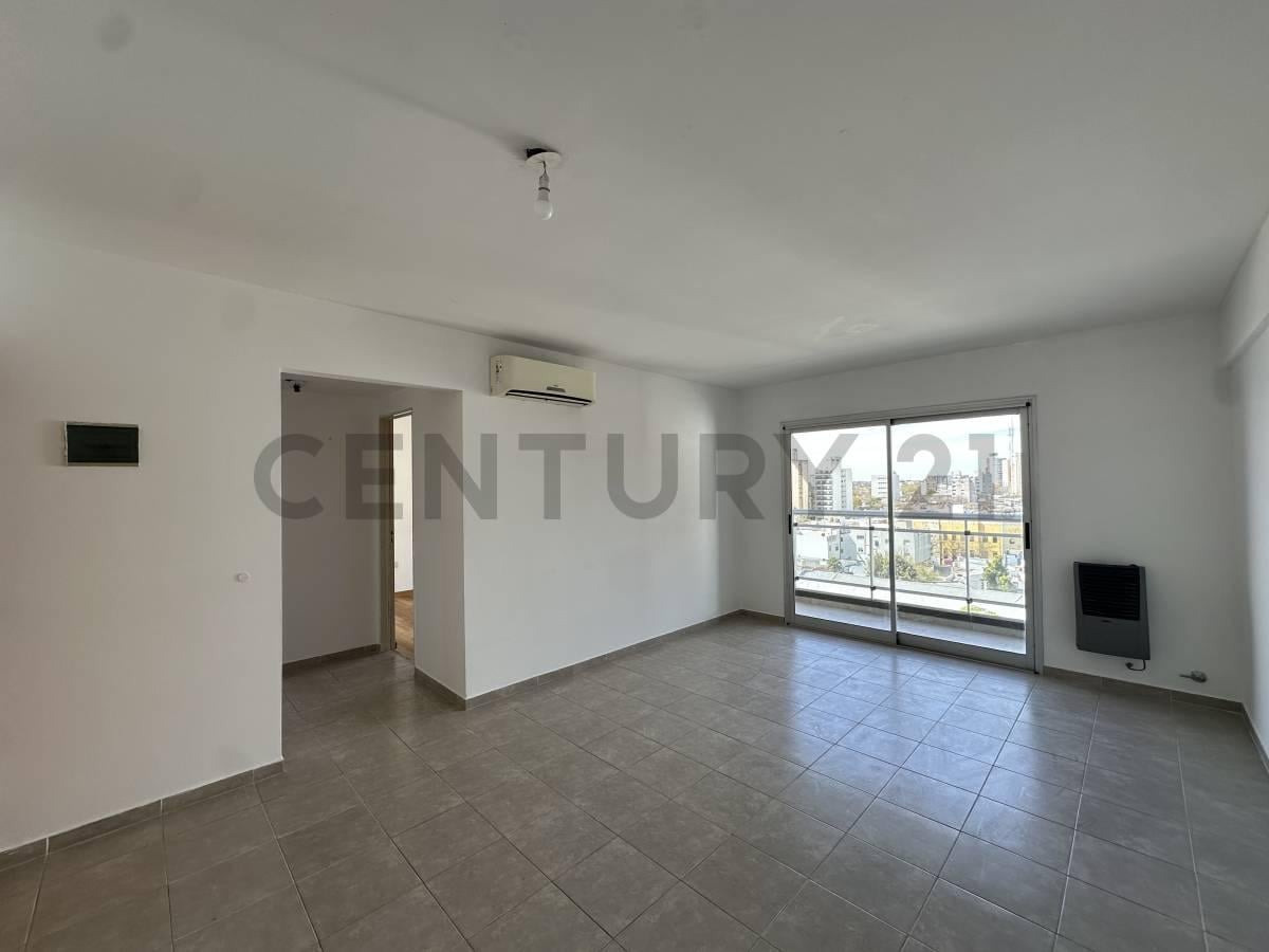 Foto de DEPARTAMENTO EN ALQUILER EN LA PLATA DE 1 DORMITORIO CON COCHERA, imagen 1