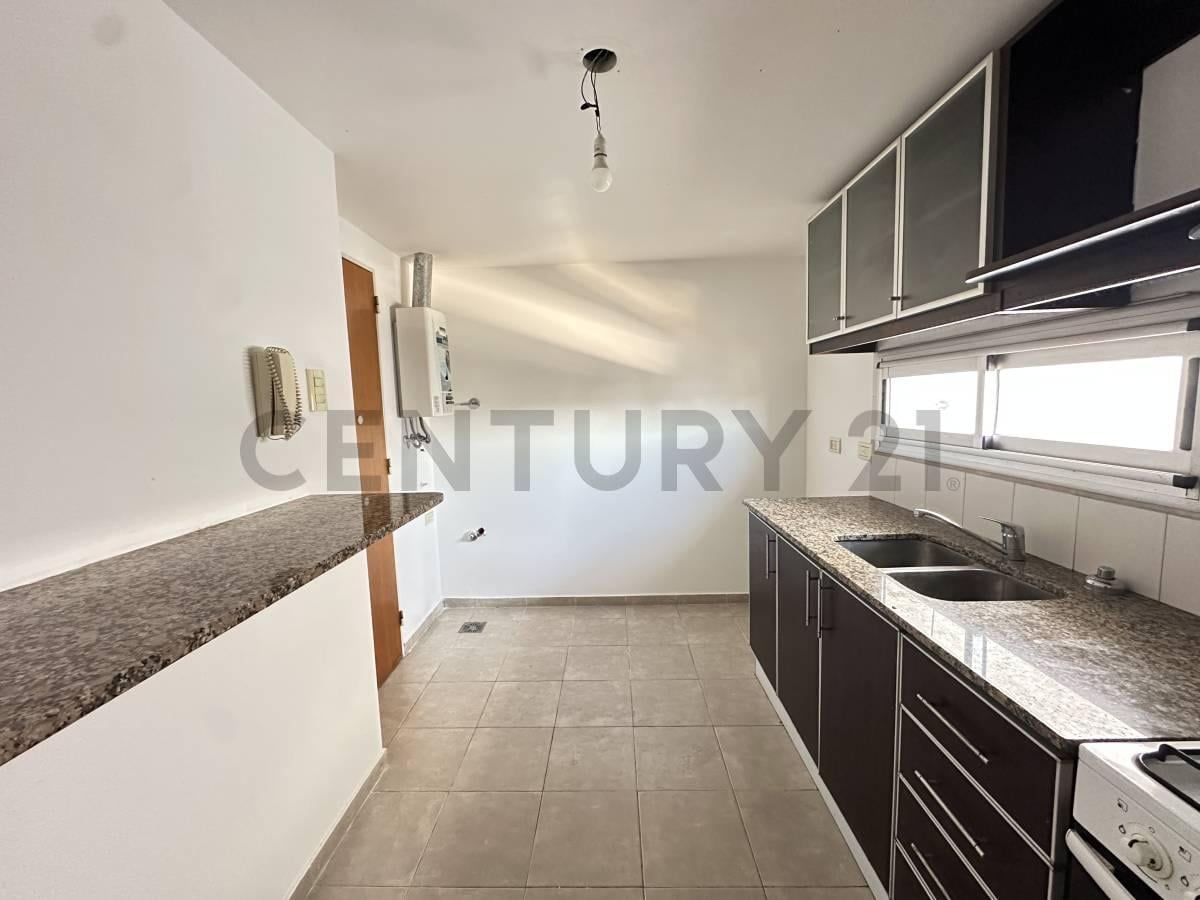 Foto de DEPARTAMENTO EN ALQUILER EN LA PLATA DE 1 DORMITORIO CON COCHERA, imagen 3