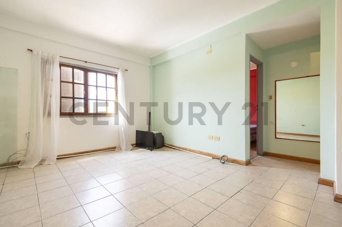 Foto de Departamento en venta en La Plata de 1 dormitorio con cochera y baulera, imagen 2