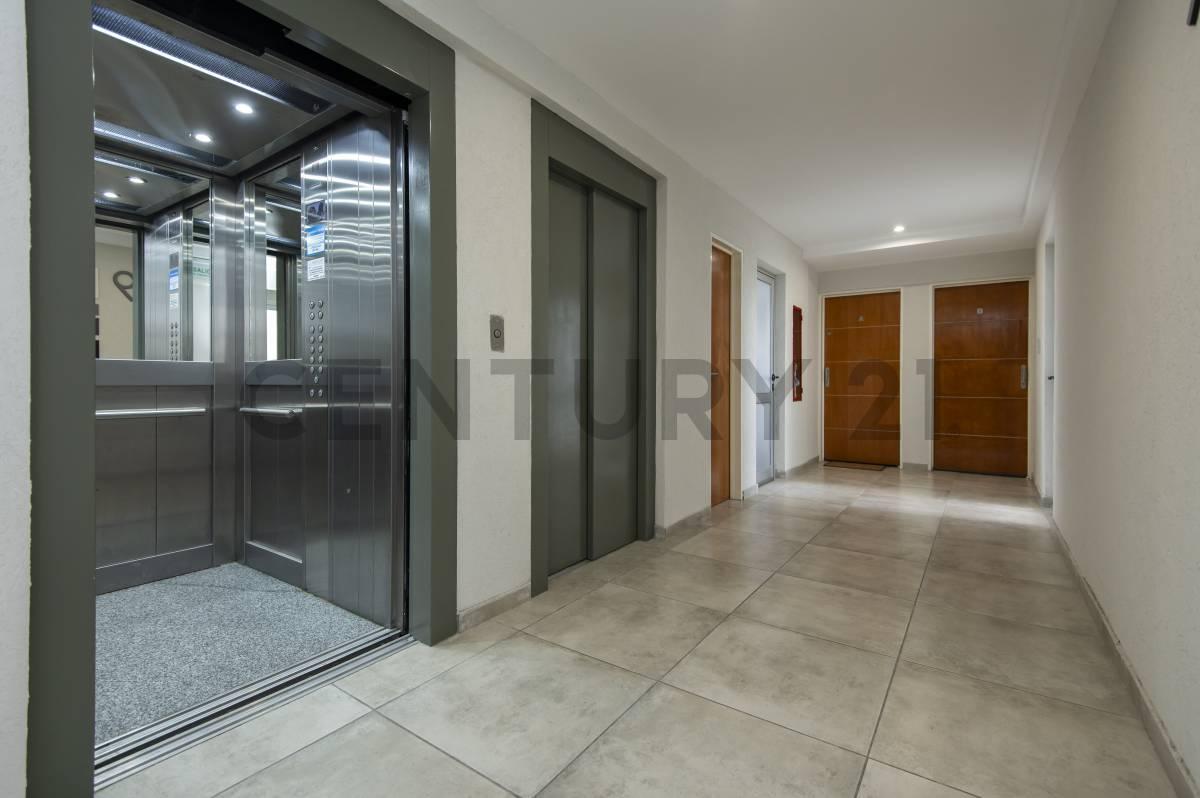 Foto de DEPARTAMENTO EN VENTA EN LA PLATA DE 2 DORMITORIOS Y COCHERA, imagen 1